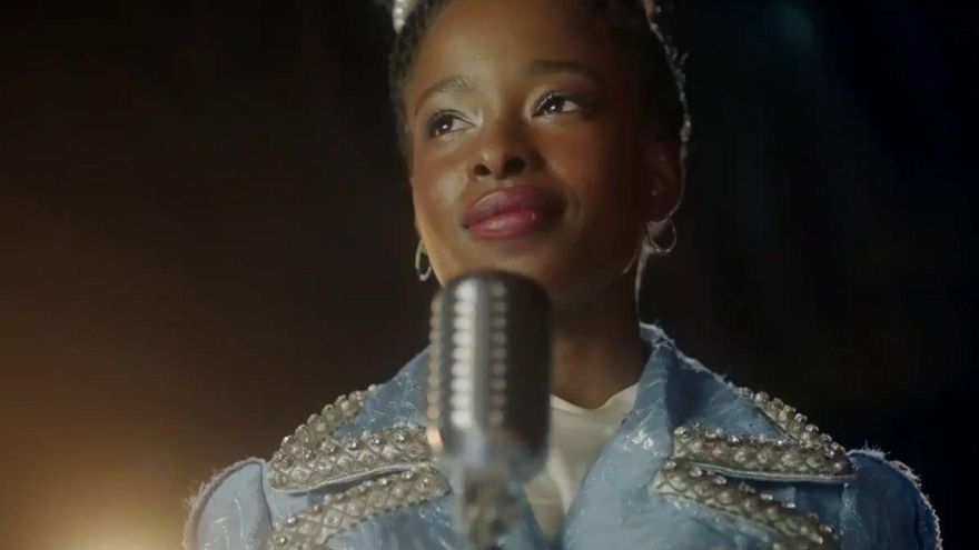 Amanda Gorman recitando su poema en la Super Bowl.