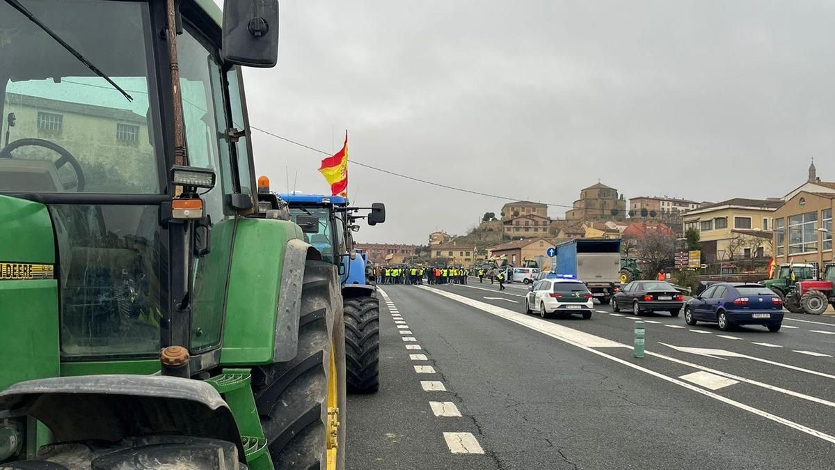 Los tractores vuelven a llevar sus protestas a las carreteras de La Rioja: "Nos utilizan para echarnos del campo"
