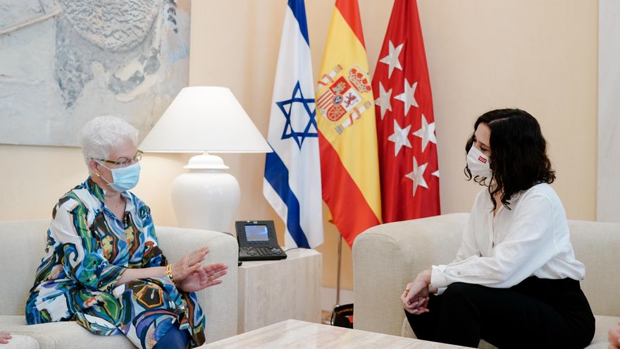 La embajadora de Israel en España, Rodica Radian-Gordon, y la presidenta de la Comunidad de Madrid en funciones, Isabel Díaz Ayuso.
