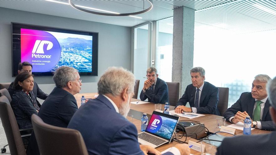 El presidente del PP, Alberto Núñez Feijóo durante su visita la sede de Petronor este martes en Bilbao.