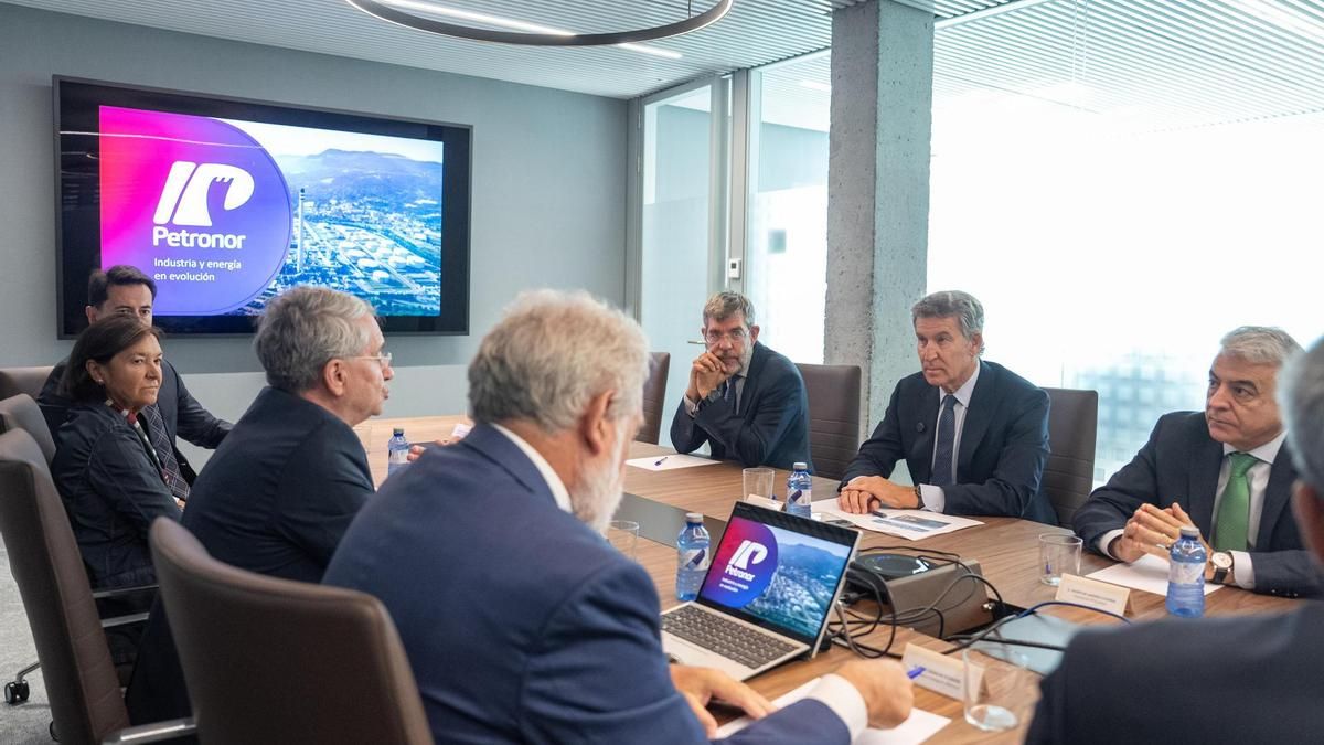 El presidente del PP, Alberto Núñez Feijóo, durante su visita la sede de Petronor este martes en Bilbao.