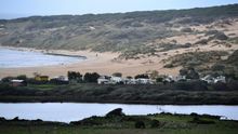 Los defensores de la playa virgen de Tarifa vuelven a levantarse, ocho años después, contra el ladrillo en la costa