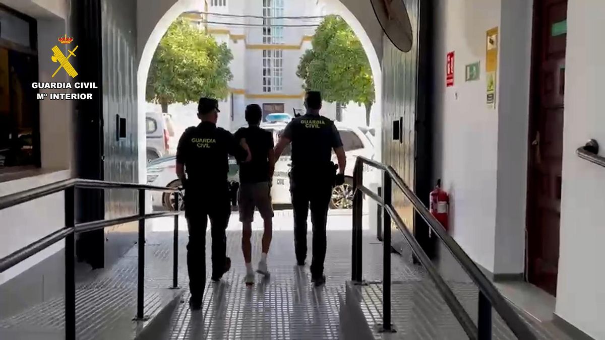 El arrestado, en el cuartel de la Guardia Civil.