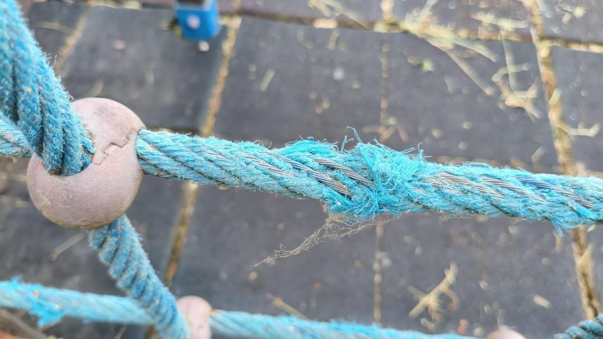 Deterioro en el parque infantil de Narayola, en el municipio de Camponaraya. 