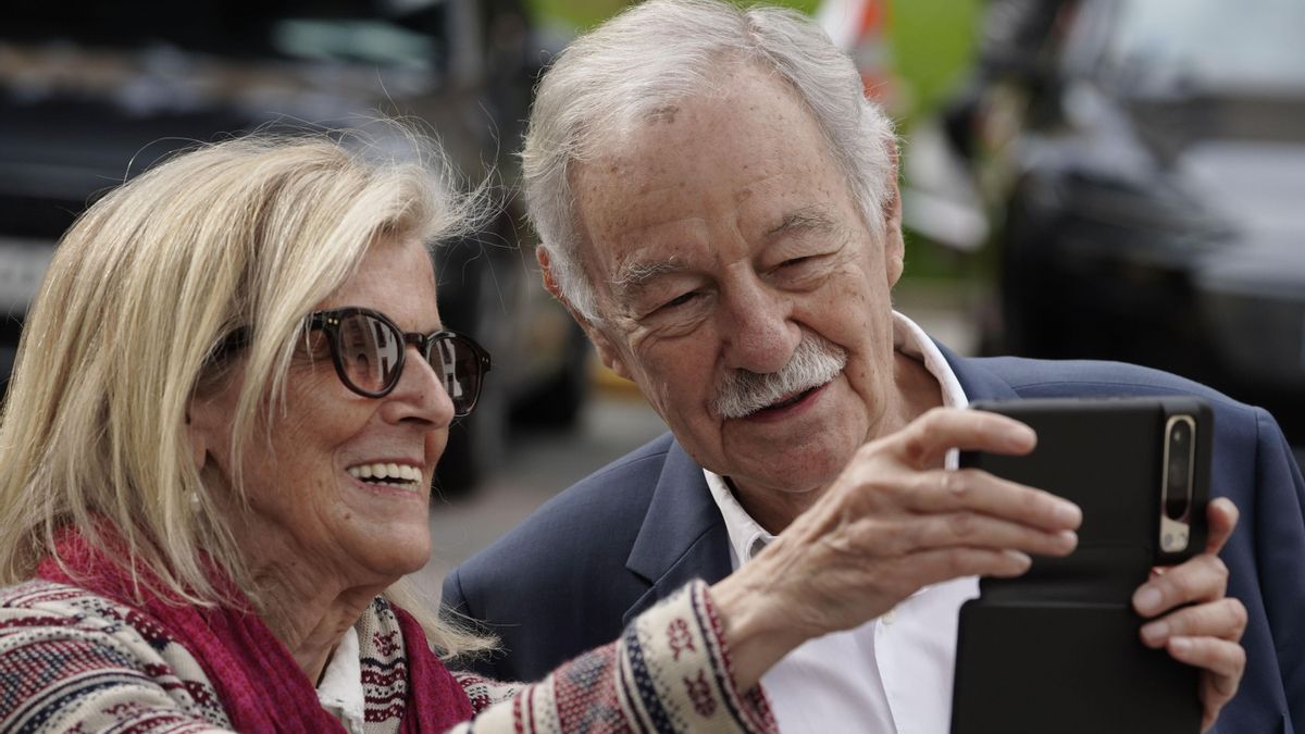 El escritor Eduardo Mendoza posa para una foto con una admiradora, en Oviedo.