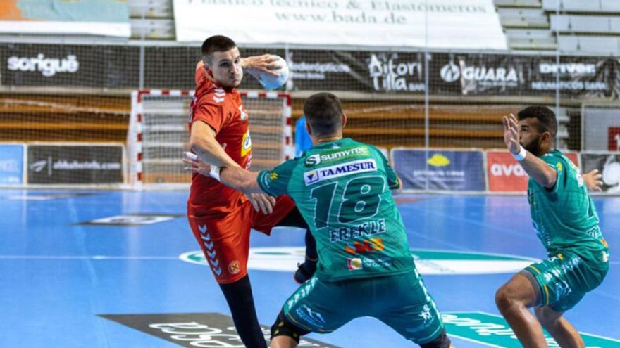 El Ángel Ximénez perfila el lateral derecho con Domingo Luis Mosquera