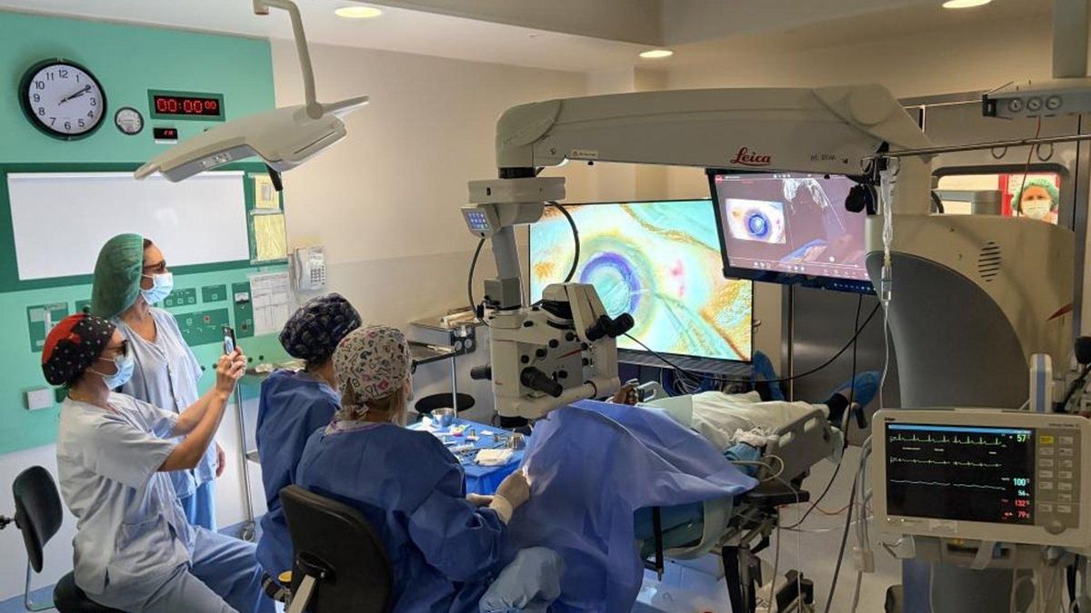 El Hospital Clínico de Zaragoza realiza un implante corneal con una técnica pionera en Aragón, alternativa al trasplante