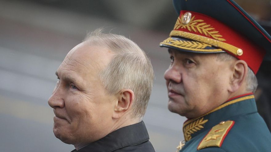 El presiedente ruso, Vladimir Putin (i) y el ministro de Defensa Sergei Shoigu (d) en el desfile conmemorativo del Día de la Victoria, celebrado el pasado 9 de mayo en Moscú. EFE/EPA/MAXIM SHIPENKOV