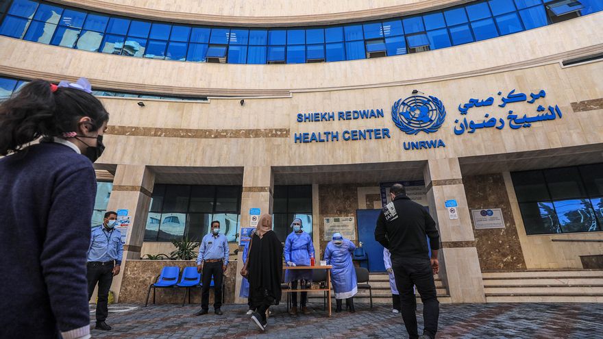 Fachada de un hospital gestionado por la Agencia de la ONU para los Refugiados Palestinos en Gaza. EFE/EPA/MOHAMMED SABER