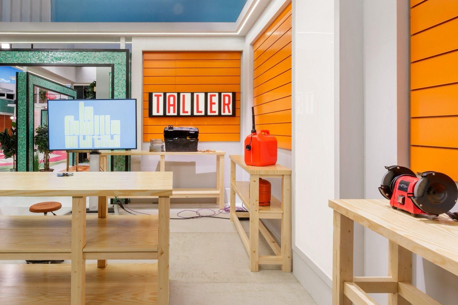 Así es el plató de 'La familia de la tele' en RTVE, que emula a un barrio con distintos ambientes y decorados