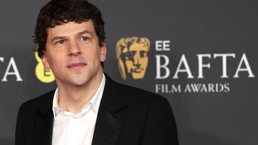 La nueva comedia de Jesse Eisenberg incorpora a Halle Bailey y Bernardette Peters