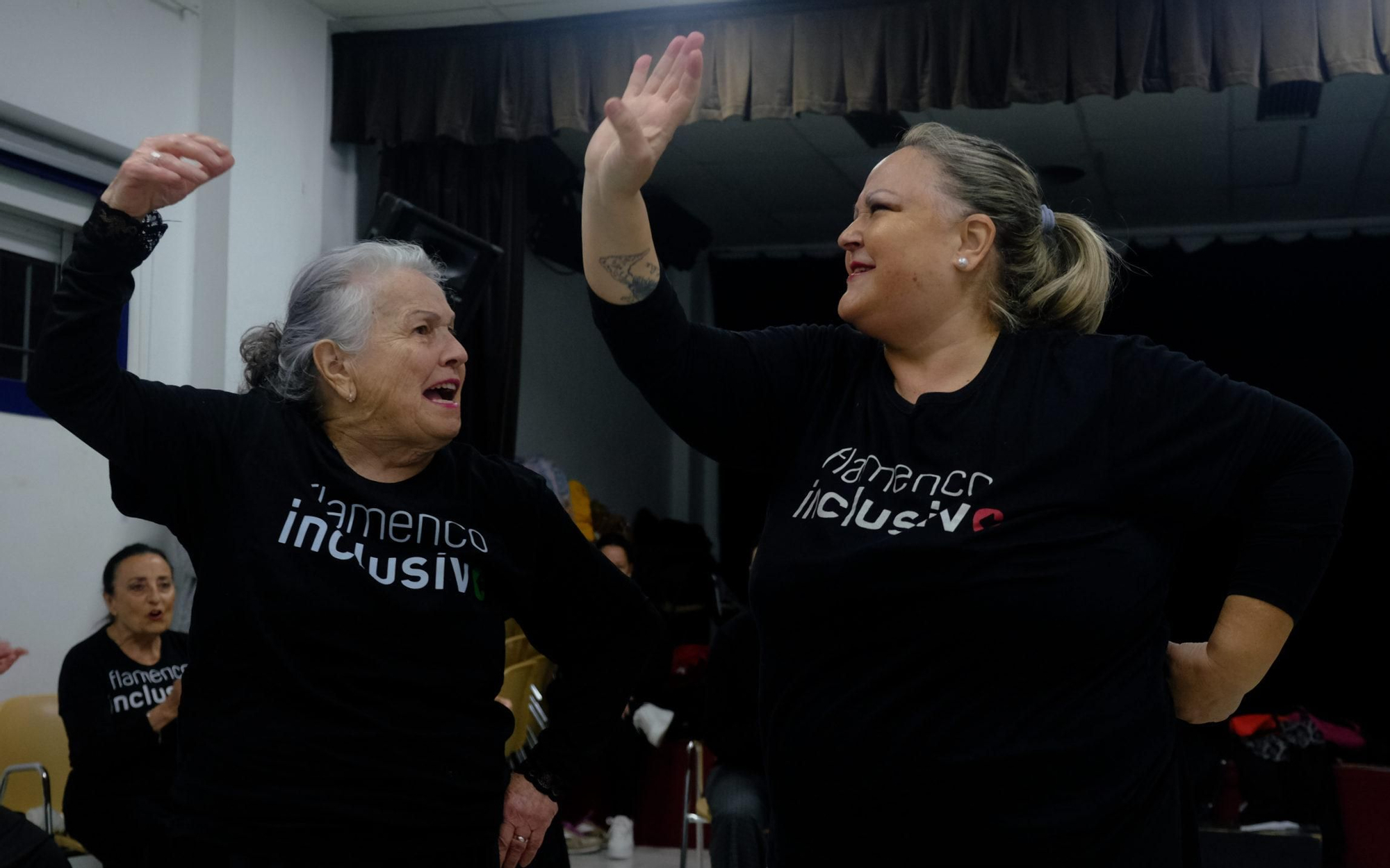 En el taller Flamenco Inclusivo, a la izquierda, una usuaria de avanzada edad y, a la derecha, una mujer ciega.