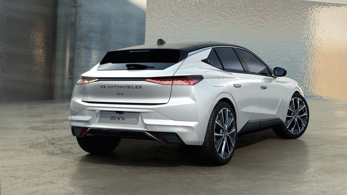 En la zaga se observan las nuevas nomenclatura y tipografía del coche.