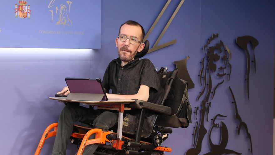 El portavoz de Unidas Podemos en el Congreso, Pablo Echenique, ofrece una rueda de prensa antes de su intervención en la Junta de Portavoces en el Congreso de los Diputados, a 19 de abril de 2022, en Madrid (España).