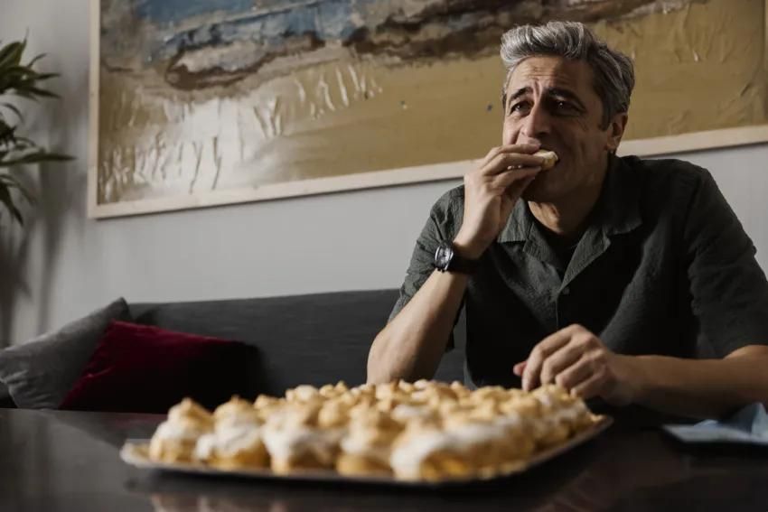 Entre goloso y bulímico, Arturo  (Pierfrancesco Diliberto) ingiere ricuras palermitanas al por mayor
