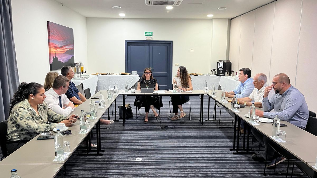 Reunión de la consejera de Turismo del Cabildo de La Palma,Raquel Rebollo, con el sector hotelero para reforzar el destino de la Isla.