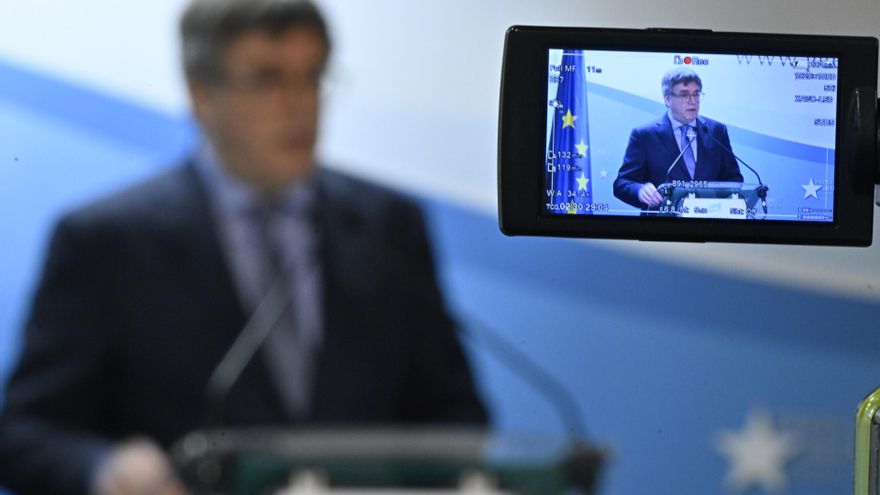 Ultimátum, dos votaciones en contra y reunión en Suiza: Puigdemont estira la cuerda pero no rompe con Sánchez