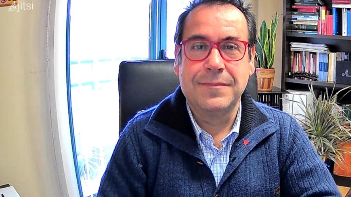 Archivo - El coordinador regional de IU, Juan Ramón Crespo, en rueda de prensa telemática