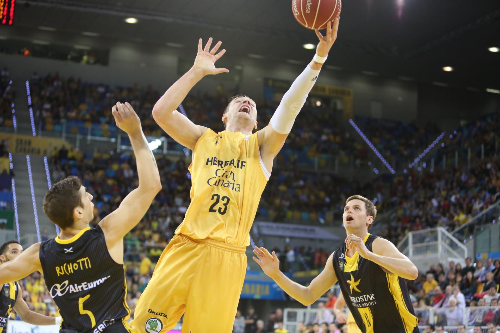 Partido entre el Herbalife Gran Canaria e Iberostar Tenerife en el Gran Canaria Arena. (Alejandro Ramos).
