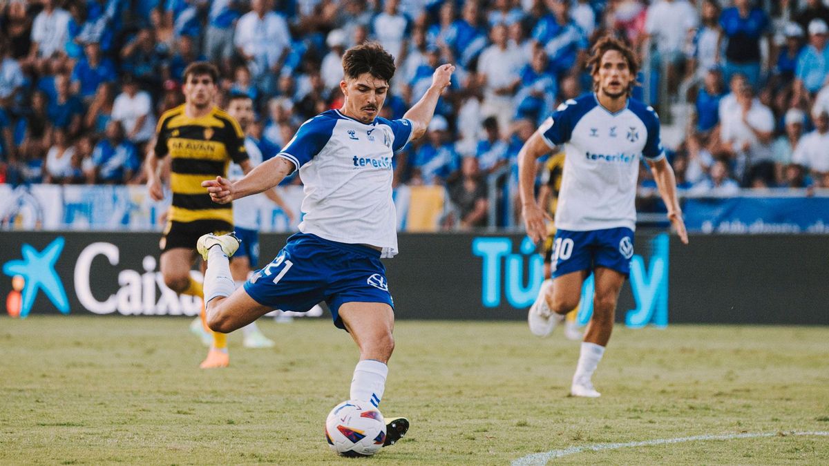 Teto ensaya un disparo durante un Tenerife-Zaragoza