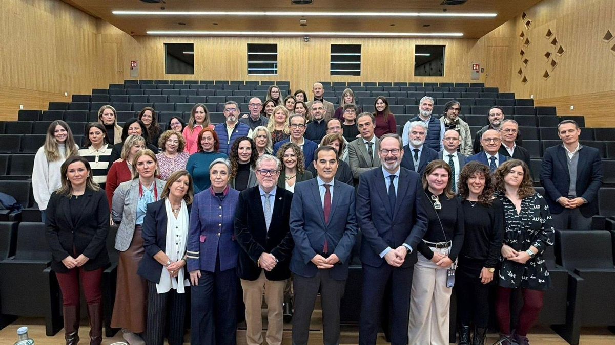 Nieto (centro), en una foto de familia con otros responsables de la Junta y de servicios que han intervenidos en el siniestro de Adamuz