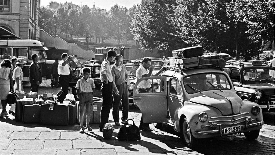 1966. Cargando las maletas en el coche antes de salir de viaje.
ARCM.