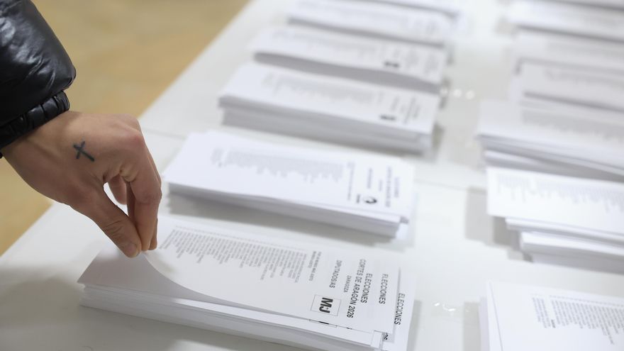 Vista de las papeletas, en un colegio electoral en Zaragoza, durante las elecciones autonómicas que se celebran este domingo en Aragón. EFE/Javier Cebollada