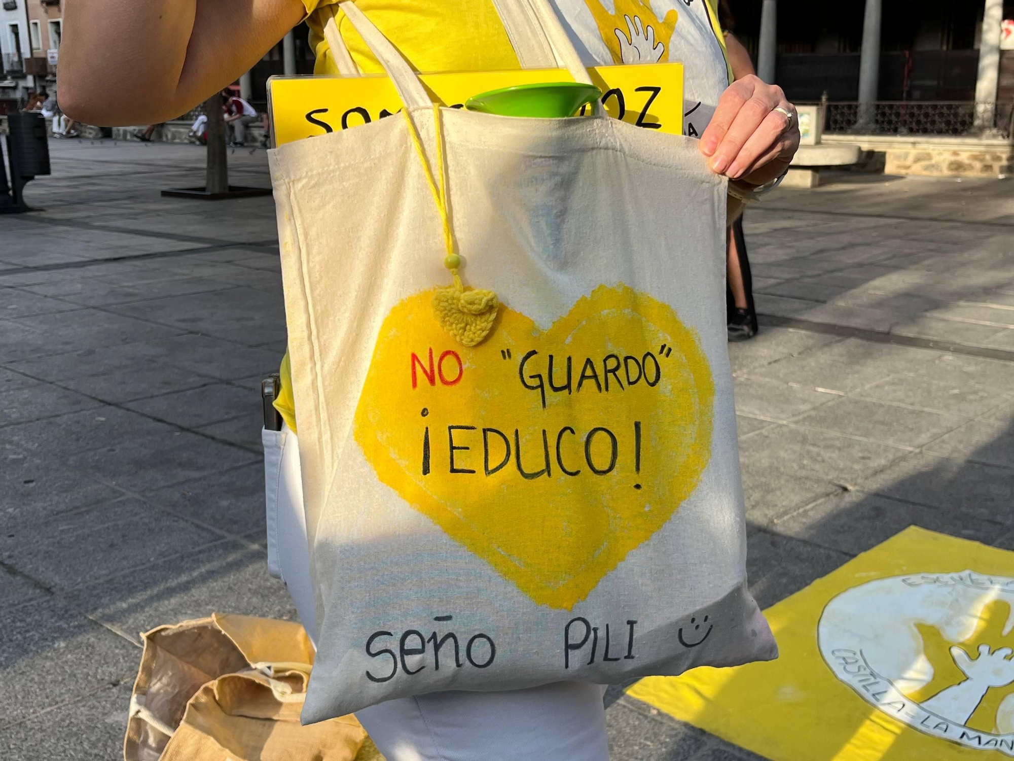 Una totebag con un slogan "No guardo, ¡educo!. Seño Pili :)" de las escuelas infantiles de Toledo