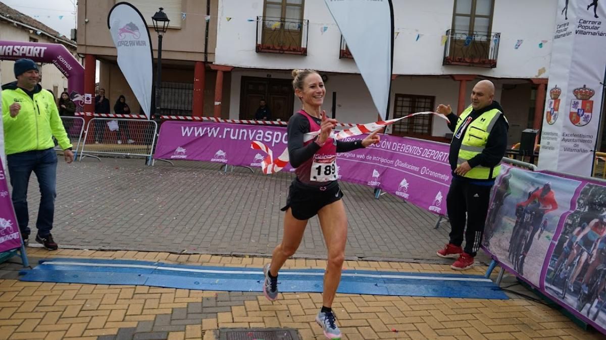 Laura Sánchez ganando una carrera.
