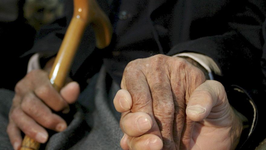 Mayores, con patologías previas y muchos de ellos en residencias, los enfermos de alzheimer se han convertido en el objetivo perfecto para la COVID-19 y han sufrido las peores consecuencias del confinamiento, al verse aislados de su entorno y apartados de sus rutinas, lo que ha contribuido a un deterioro de su enfermedad. EFE/Ensar Ozdemir/Archivo