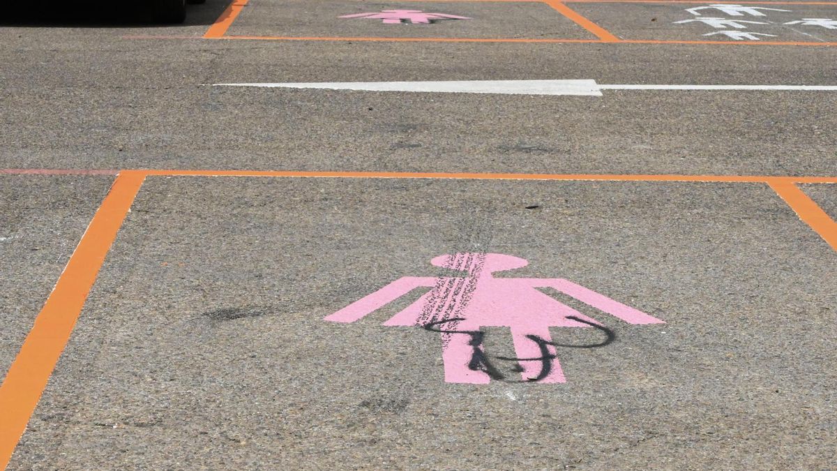 Vandalizan la señalética de los aparcamientos para mujeres en León que la derecha ha criticado como innecesarios
