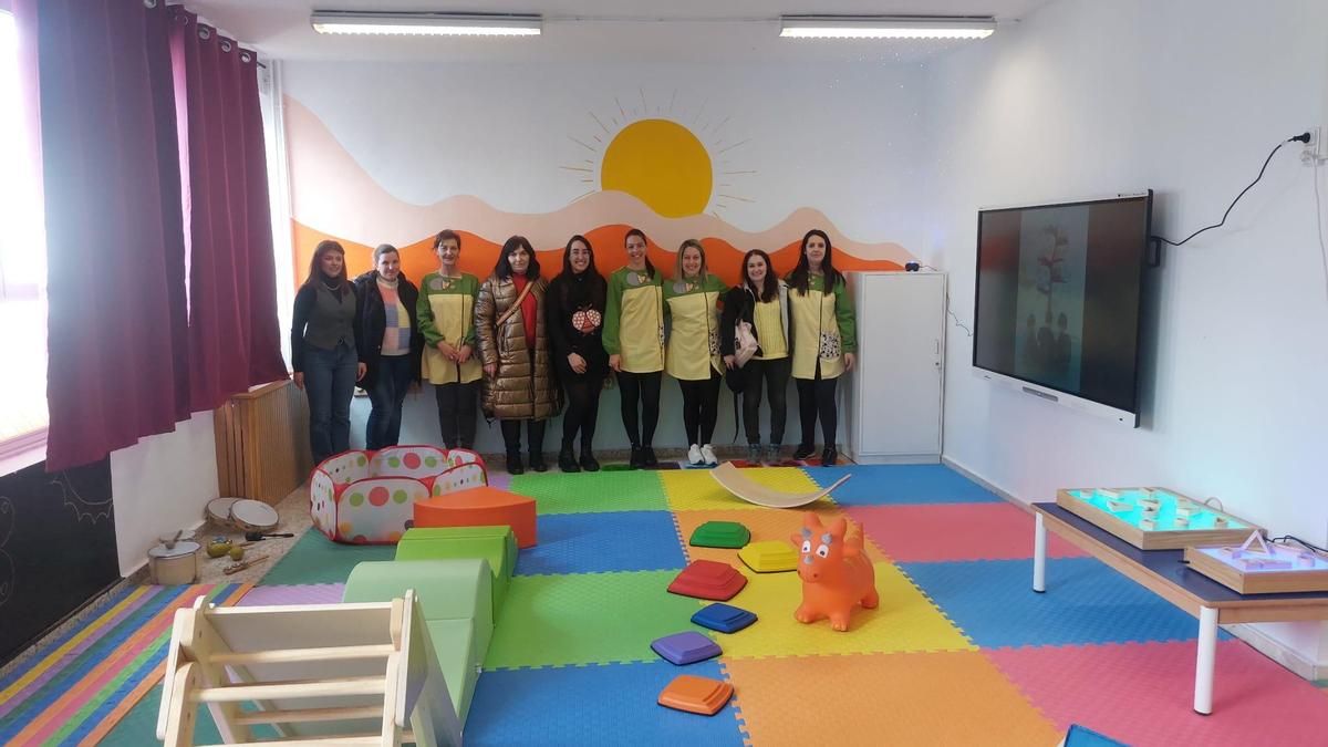 Asistentes a la presentación del aula del colegio de Villablino.