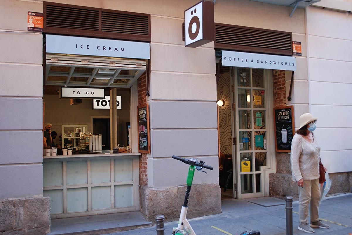 Töto con señora que no se quitaba