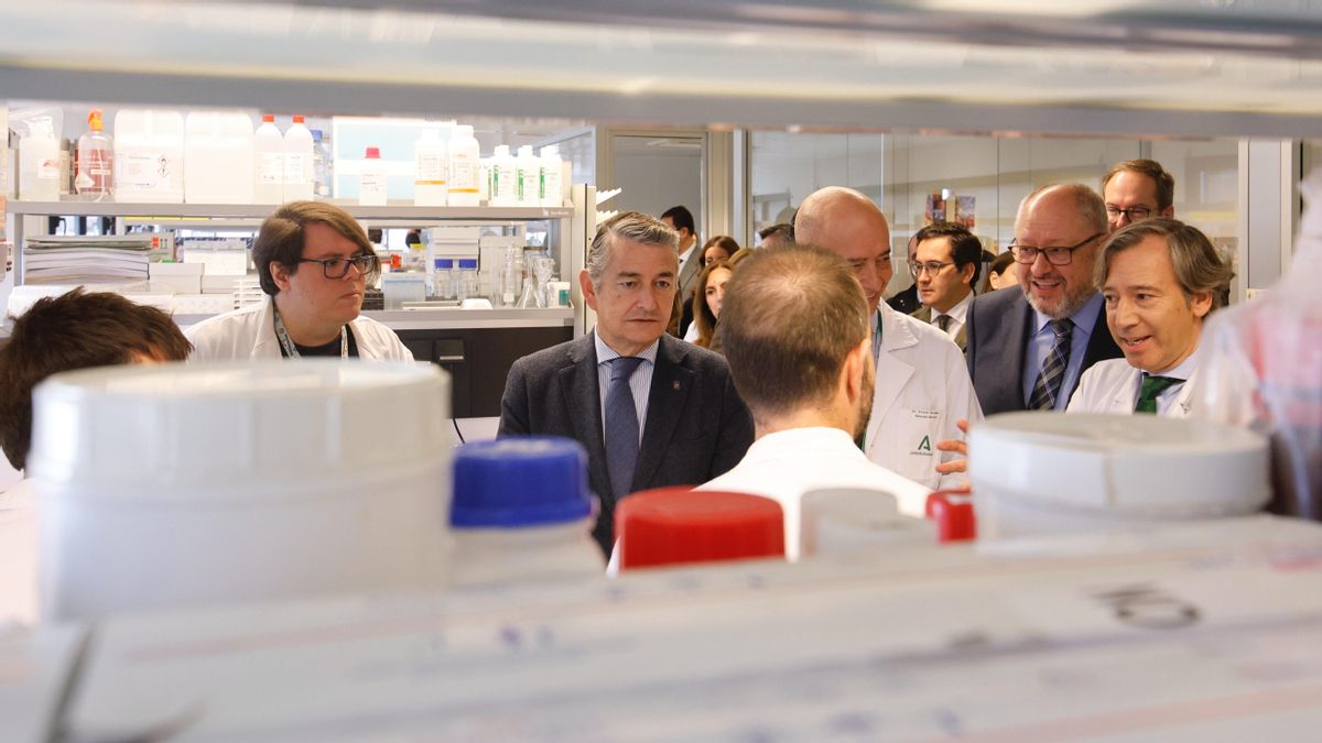 El consejero de Salud, Antonio Sanz visita el Imibic