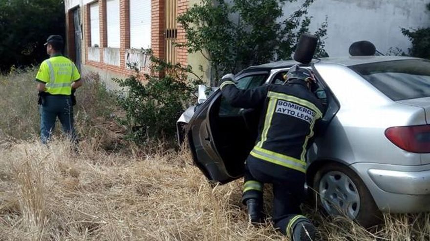 El accidente de Tráfico en Valverde-Enrique, un coche se salió de la calzada y se empotró contra un edificio.