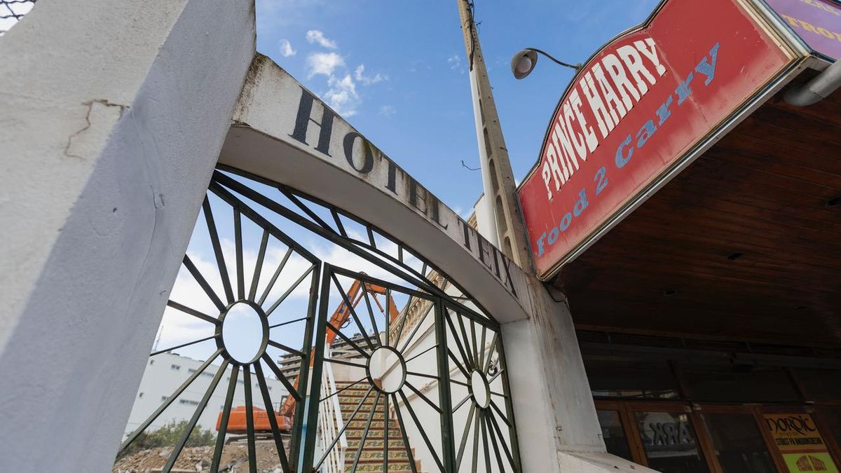 El rótulo metálico del Teix, construido a principios de los sesenta, se desmontó de la azotea y, ahora, el nombre del hotel sólo puede leerse en una puerta lateral que da acceso a la piscina.