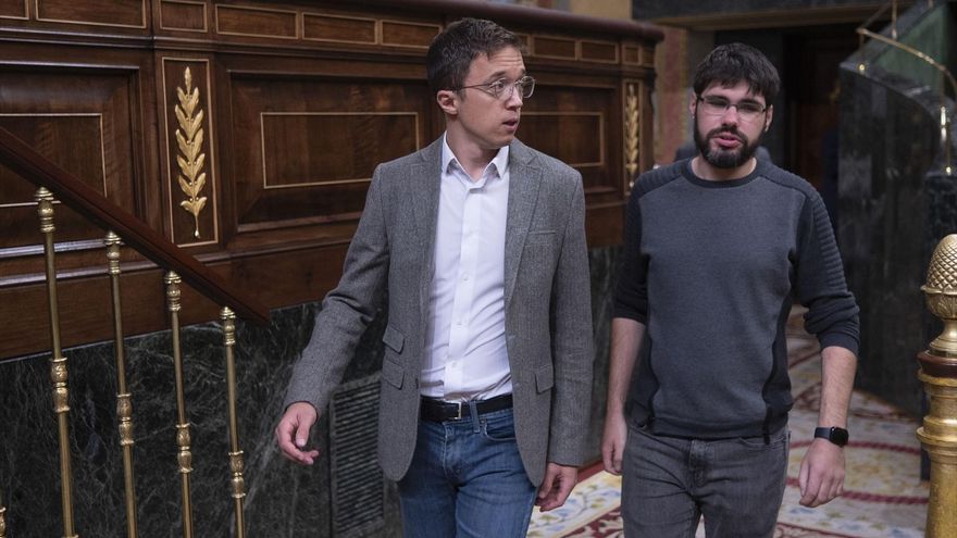 El portavoz de Sumar en el Congreso, Íñigo Errejón (i), y el diputado de Sumar Lander Martínez (d) a su llegada a una sesión plenaria.