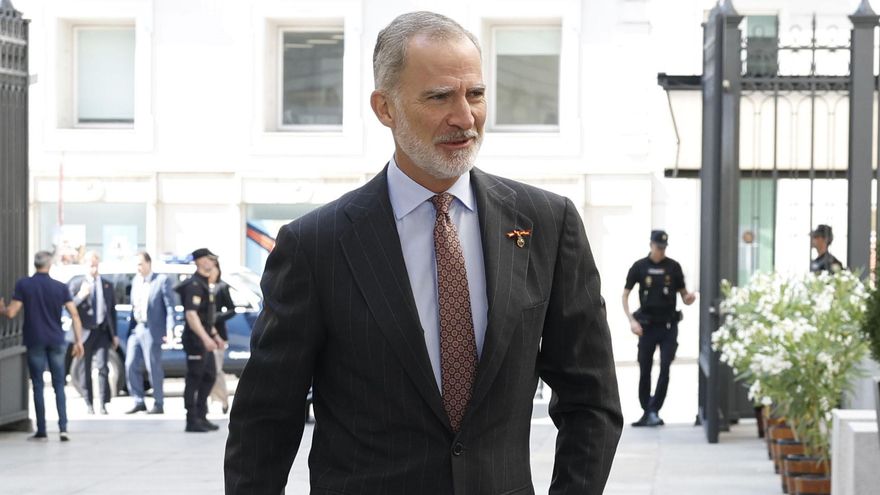 El rey Felipe VI a su llegada para presidir la entrega del VI Premio 15 de junio a los valores constitucionales en el Congreso de los Diputados.