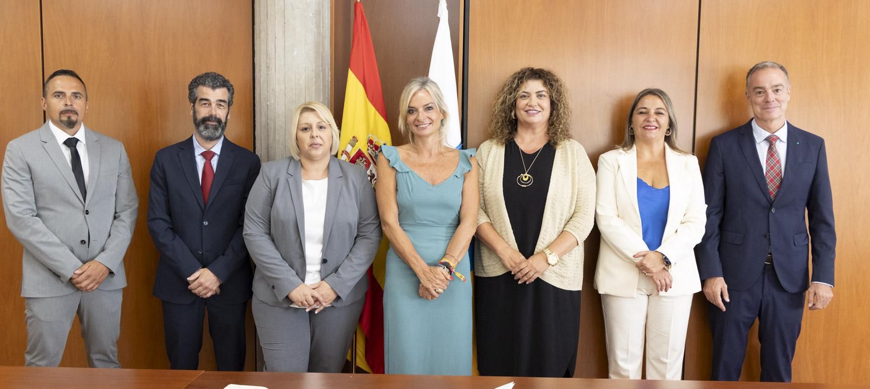 Cecilia Sánchez Rodríguez, segunda por la derecha, durante su toma de posesión.