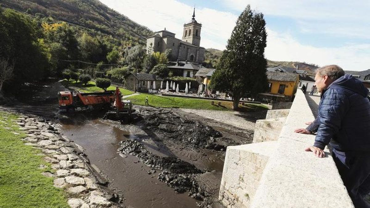 Un lodazal, debido a las cenizas de los incendios forestales, es el cauce del río Meruelo a su paso por Molinaseca.