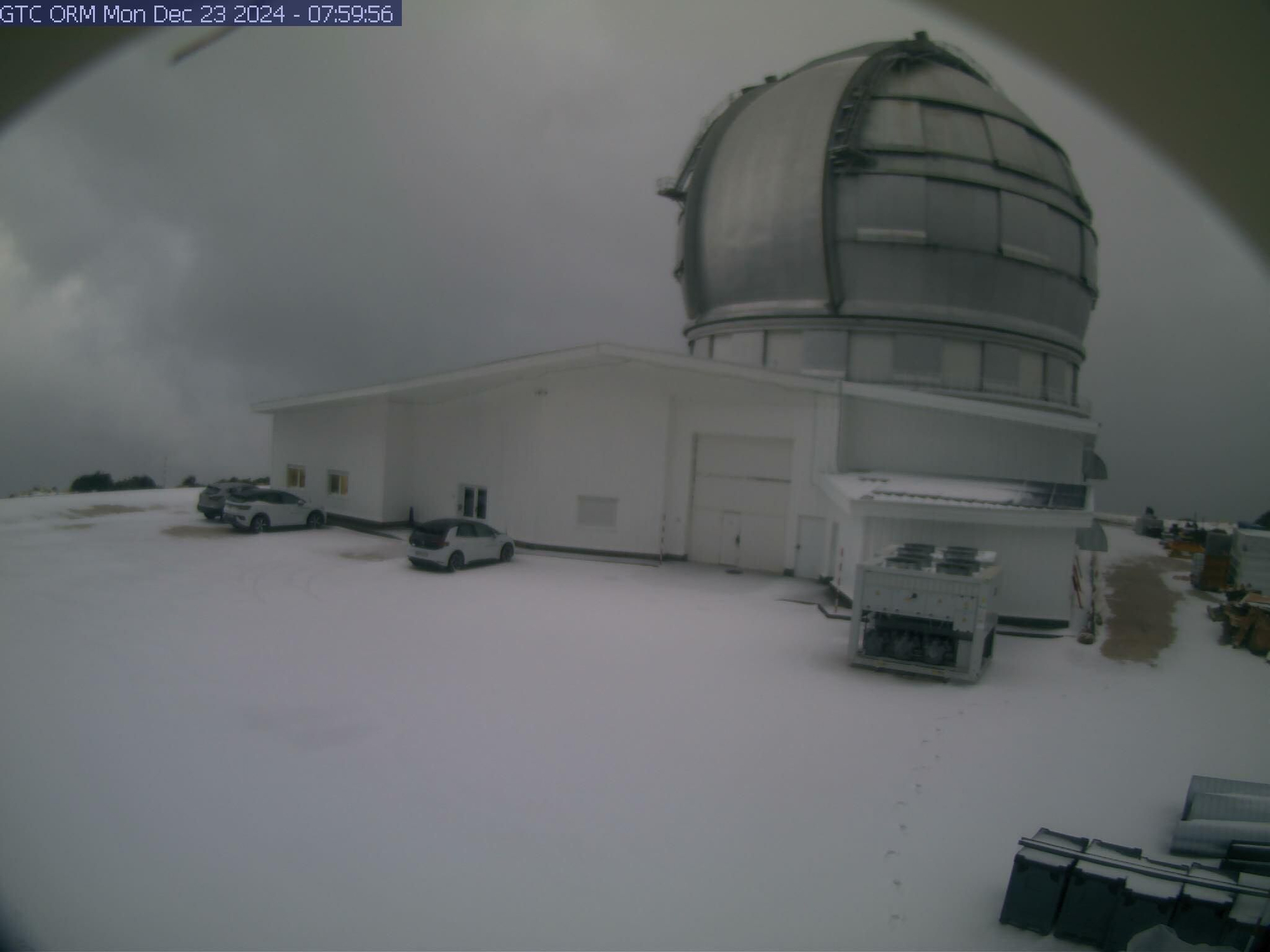 Imagen del entorno del Gran Telescopio Canarias, en la mañana de este lunes, cubierto de nieve.
