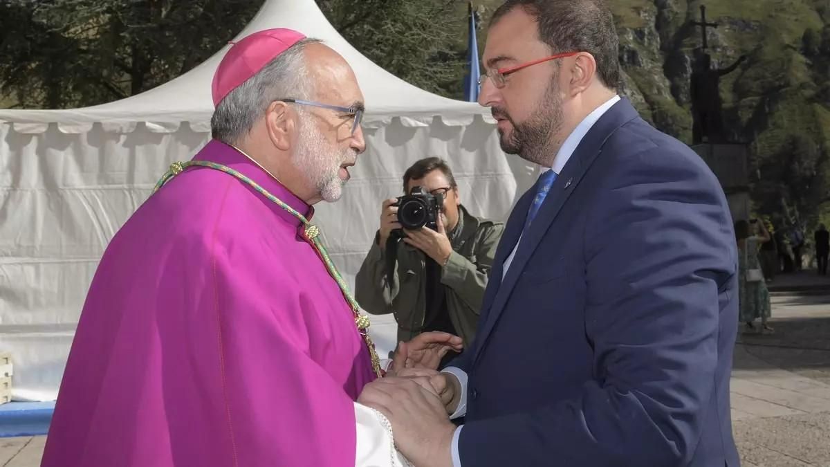 El arzobispo conversa con Adrián Barbón en Covadonga, en una imagen de archivo.