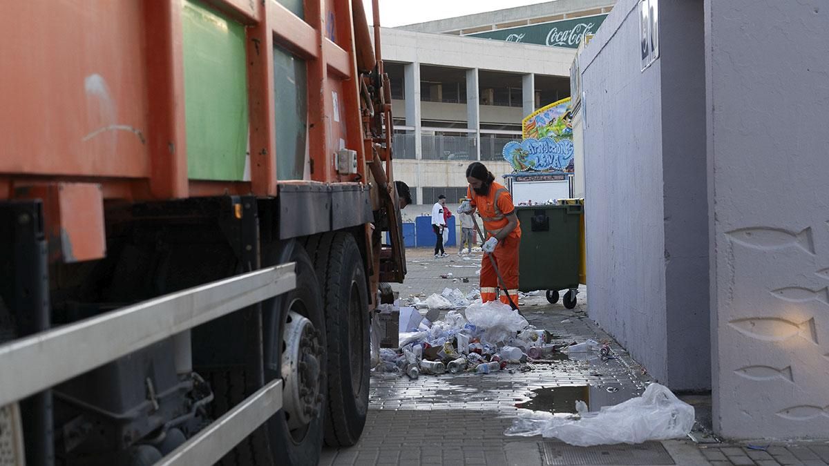 Una trabajadora de Sadeco, limpiando basura en la Feria.