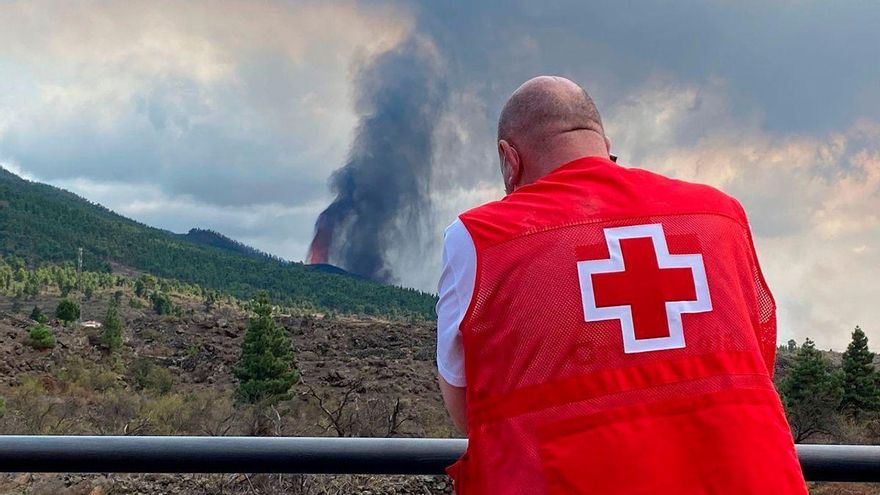 Cruz Roja: el volcán "desbordó" un sistema de atención que ya venía con la carga de la COVID-19