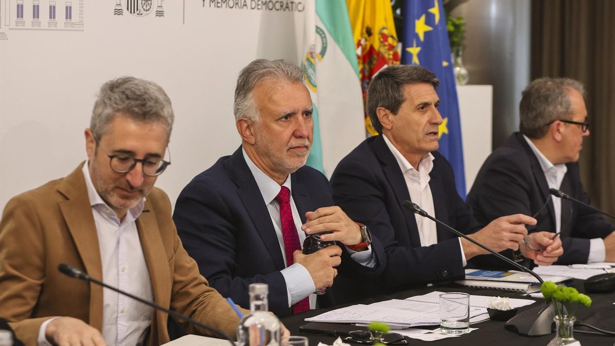 El ministro de Política Territorial y Memoria Democrática del Gobierno de España, Ángel Víctor Torres (segundo por la izquierda), en la reunión de la Comisión Interministerial de la Administración Periférica del Estado en Córdoba.