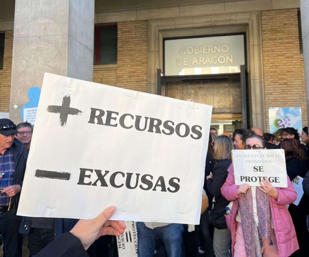 Concentración de los trabajadores de centros de menores frente al IASS