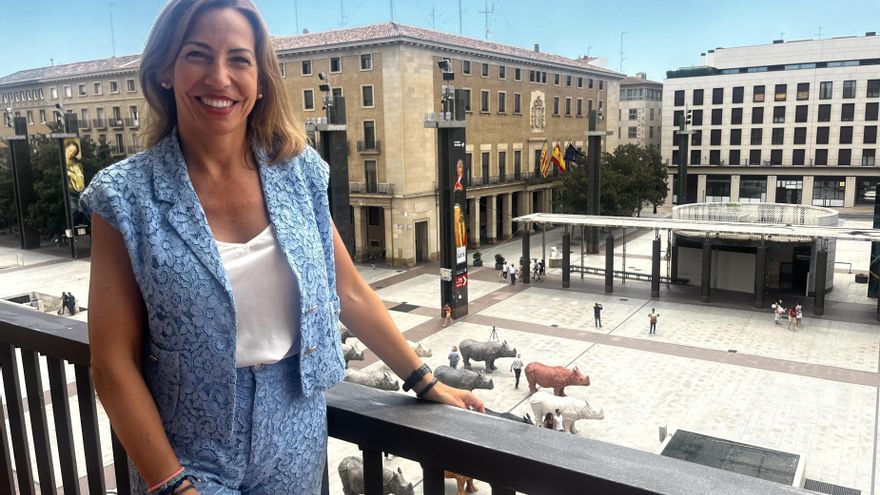 Archivo - La alcaldesa de Zaragoza, Natalia Chueca, en un balcón del Ayuntamiento.