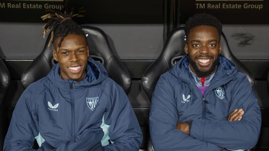 Los jugadores del Athletic Nico Williams (i) e Iñaki Williams en el banquillo en el partido de cuartos de final de la Copa del Rey de fútbol en febrero de 2026