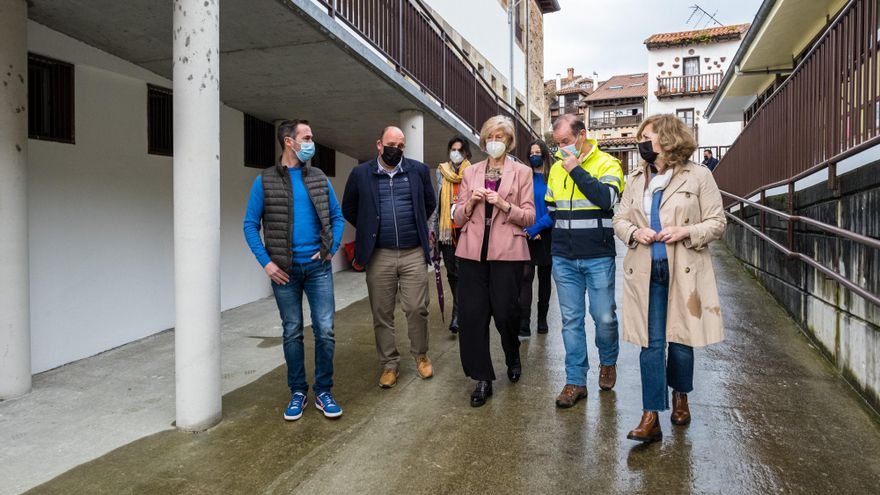 La consejera de Educación y Formación Profesional, Marina Lombó, visita el centro educativo Santa Juliana.