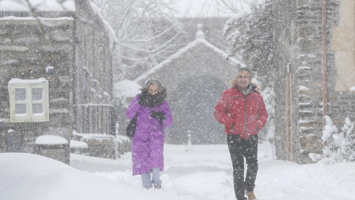 Un par de personas camina en el municipio lucense de Pedrafita do Cebreiro
